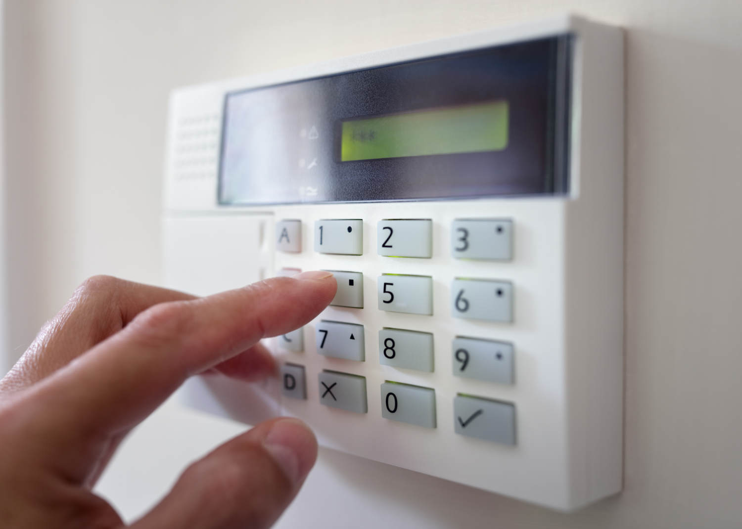Czy system alarmowy powinien być montowany przez agencję ochrony?